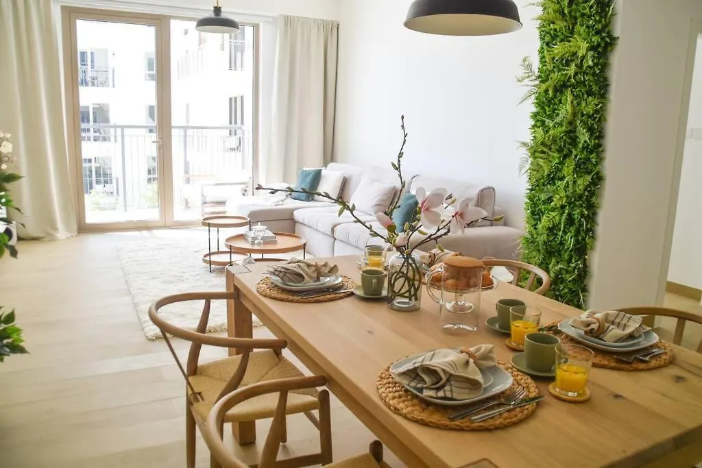 Sea View Apartment With Private Beach, Pool & Gym Dubai